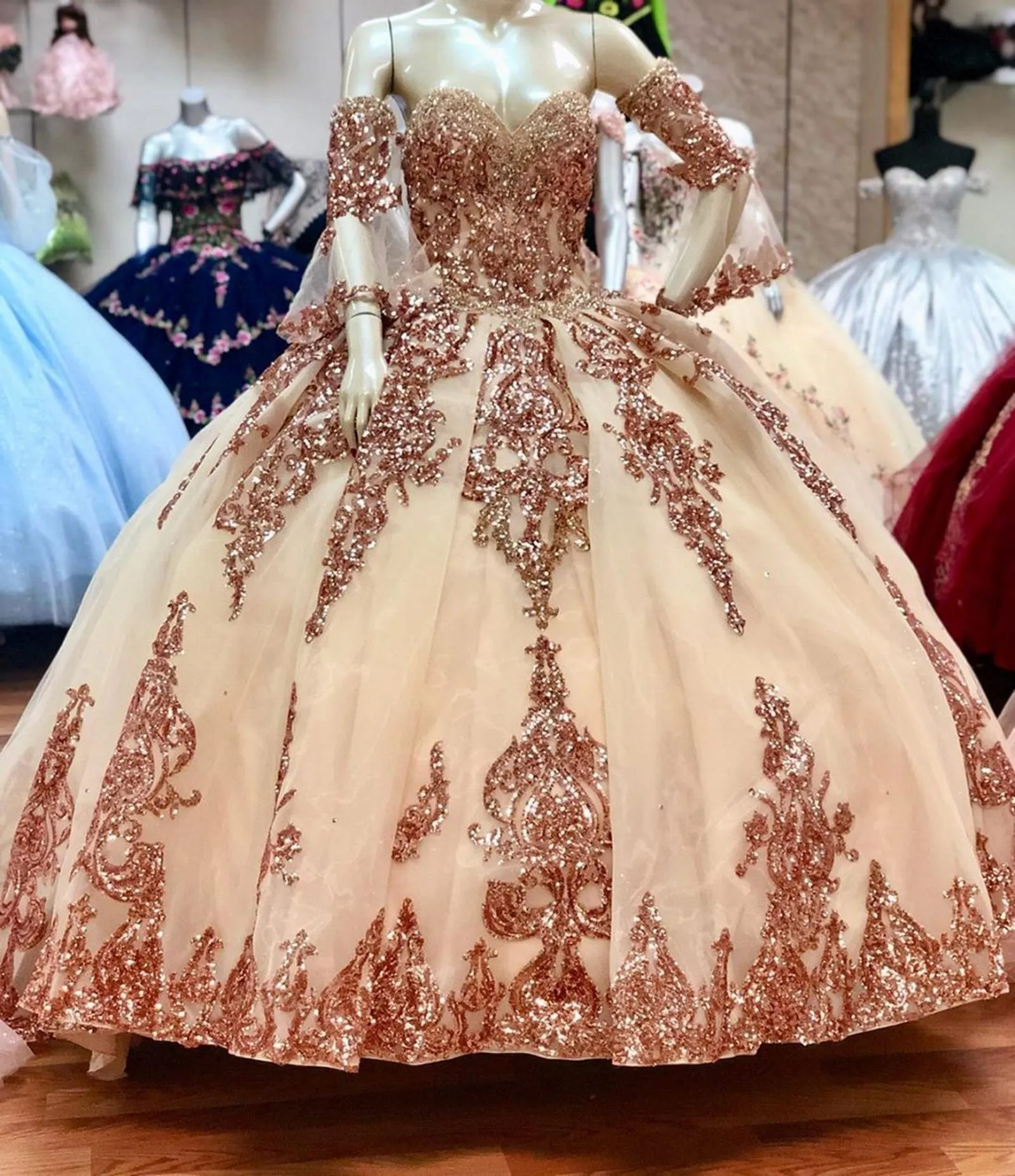 2024 Сексуальное розовое золото с блестками Бальное платье Quinceanera Платья Милая Блестки Кружевные аппликации Кристалл Тюль Sweet 16 Корсет Назад Вечерние платья для выпускного вечера