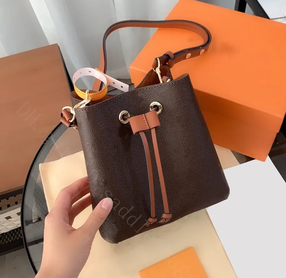 2021 luxury Famous Designer Women Fashion handbags Shoulder Bags Cross Body Clutch Bag Bucket Plain Leather String Interior Zipper Pocket Casual Drawstring