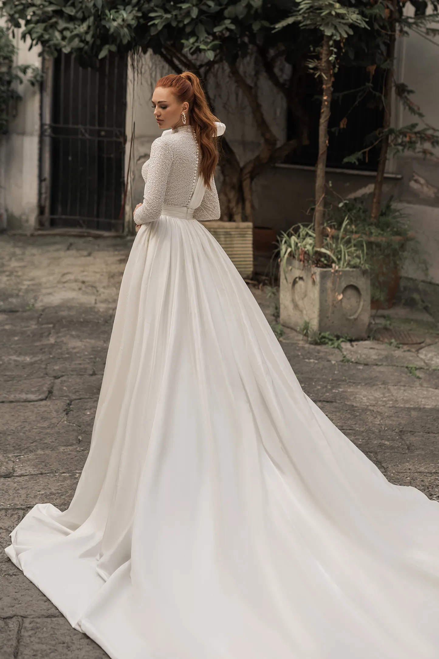 Elegant Wedding Dresses High Collar Long Sleeves Lace Satin Bridal Gowns Custom Made Button Back Sweep Train A Line Dress Robe De Mariee