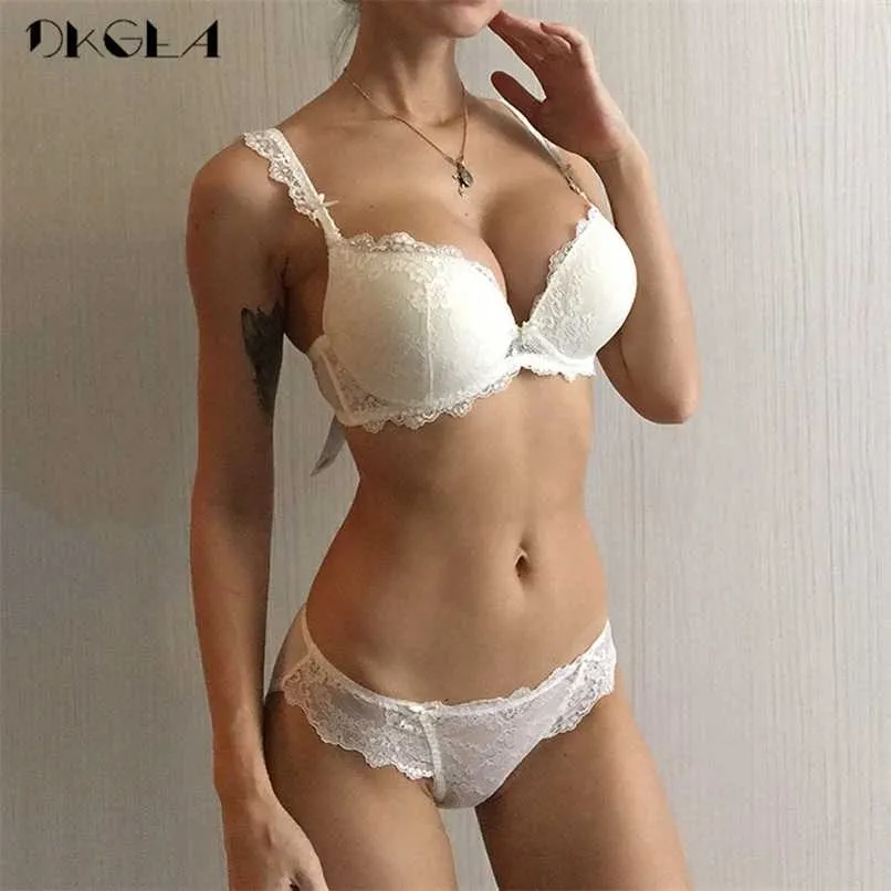 Sous-vêtements pour femmes Set dentelle sexy push-up soutien-gorge et culotte ensembles arc confortable brassière jeune soutien-gorge réglable profonde V lingerie 211104