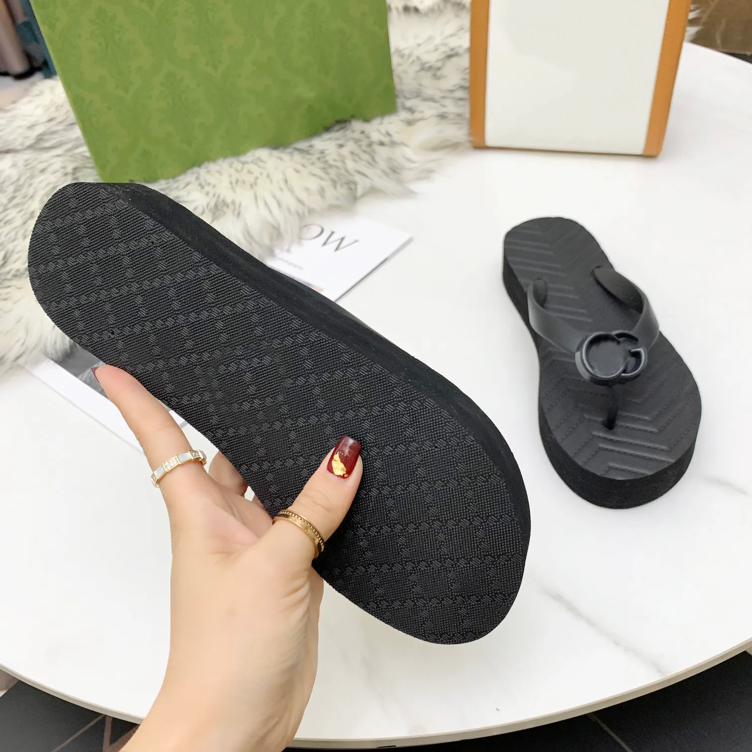 Luxury Designer fashion trendy women slippers V-shaped flip flops bright colors comfortable and wear-resistant size 35-42