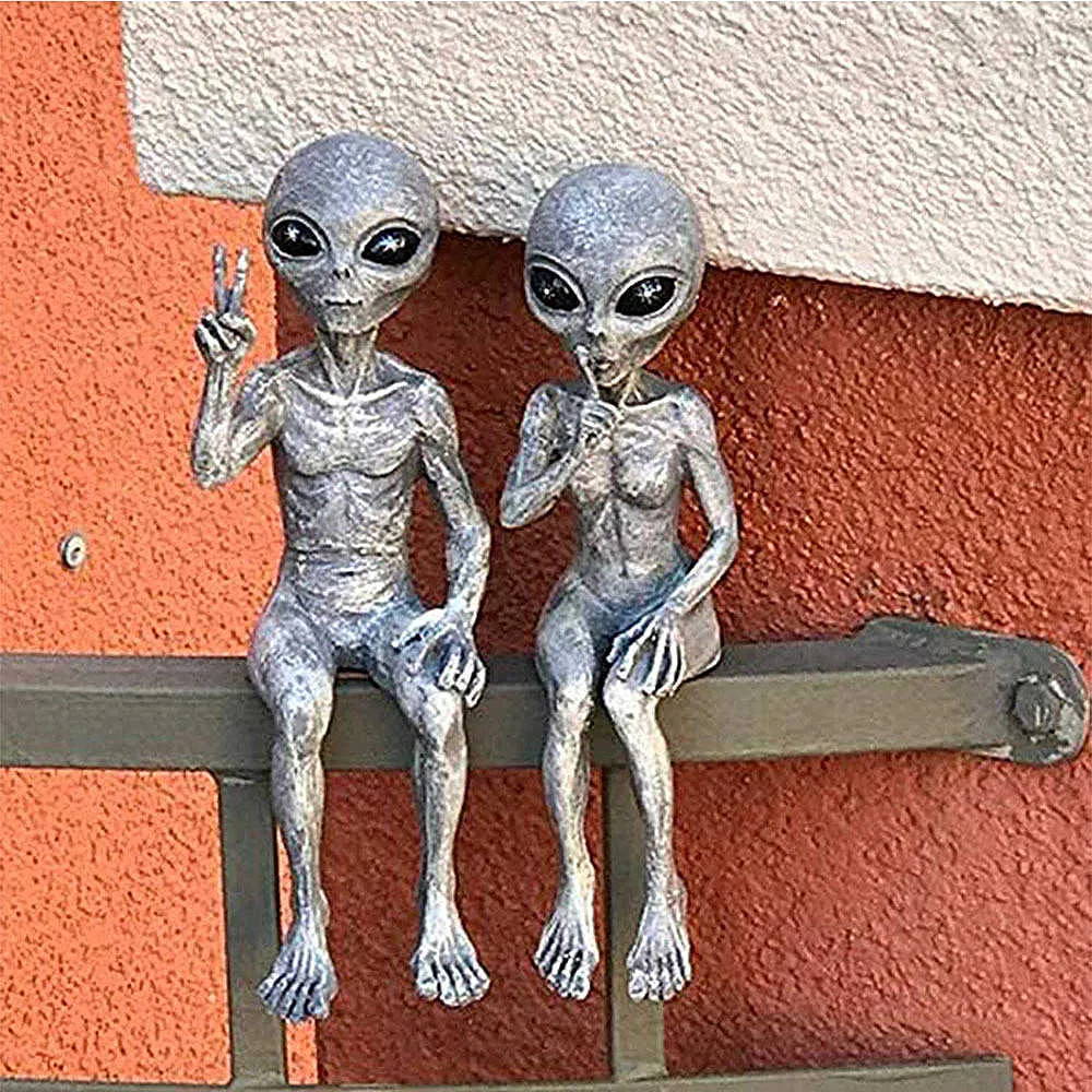 Alien Garden Resin Statue Meditating Alien Art Statue Sculpture Ornament Indoor Outdoor Decoration Garden Extraterrestrial Decor Q0811