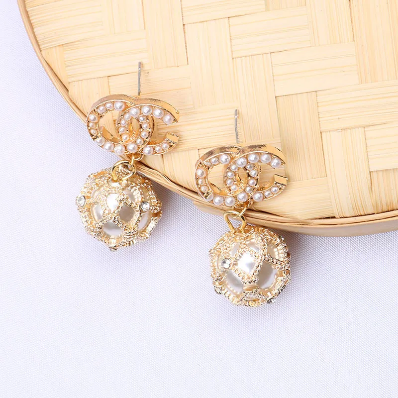 Famosos designers de marcas de luxo banhados a ouro 18K letras duplas brincos pendurados geométricos femininos cristal strass pérola brinco festa de casamento joias