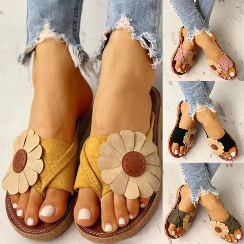 Sandaler Kvinnors sommar Casual Choes Flat Heel Elegant Roman Beach Shoes Women 2021 Lyxig designer varumärke
