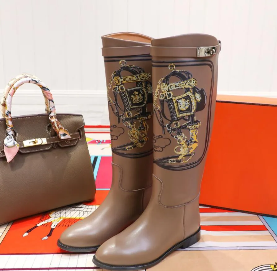 2021 Designer de luxe Femmes Jumping Boots Box Calfskin Knee Boot semelle en cuir cuirs talon laminé Automne Hiver A1 artisanat unique