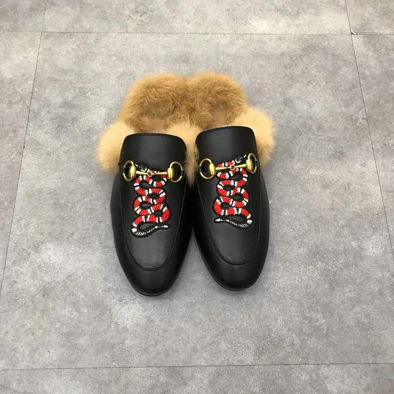 Luxury Designer Mules Women Fur Slippers Winter Outdoor Fashion Flat Mule Ladies Loafers Womens FW Slides Princetown Suede Embroidery Genuine Leather Shoes