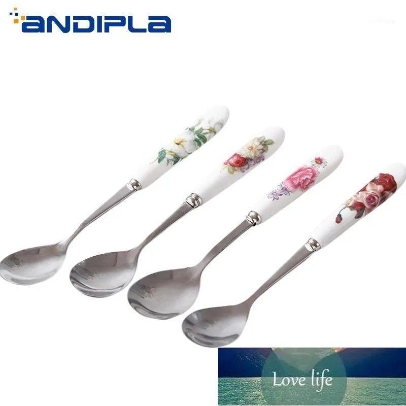 Cucchiai 2 pz / lotto Creativo Ceramica Acciaio inossidabile Cucchiaio lungo Caffè Stoviglie per la casa Accessori Dessert Gelato Scoop per zuppa Gift1 Prezzo di fabbrica design esperto