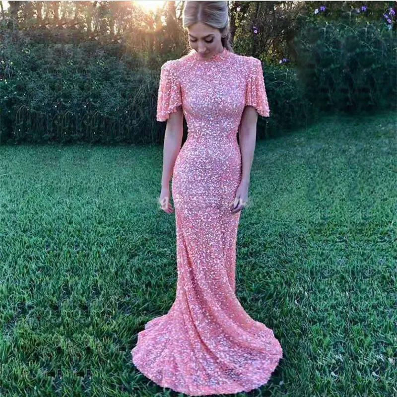 Rosa Sequins Mermaid Bridesmaid Dresses Round Neck Short Sleeve Lång Maid of Honor-kappor Golvlängd Sparking Wedding Guest Wears