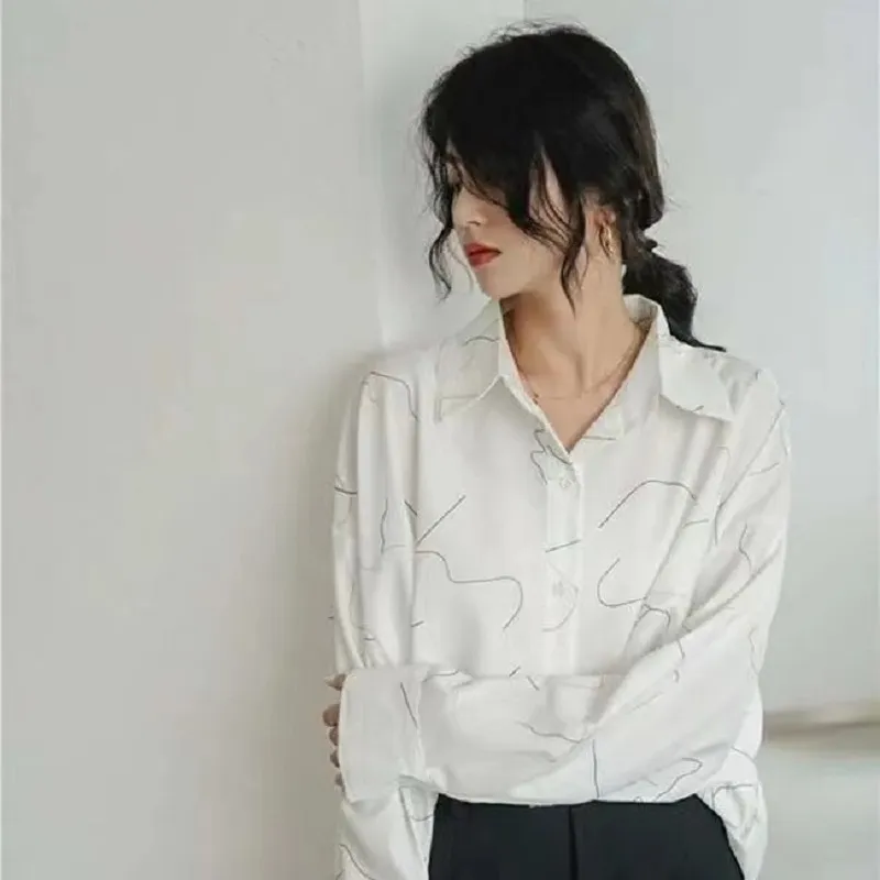 Frühling Koreanischen Stil Abstrakte Druck Frauen Weiße Tunika Hemd Lose Lange Hülse Taste Damen Bluse Übergroßen Weiblichen Tops 210521