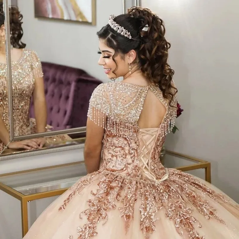 Róża Złota Oszałamiająca Scoop Tassel Zroszony Quinceanera Dresses Aplikacja Keyhole Back Ball Sweet 16 Prom Suknie Vestidos DE 15 Años