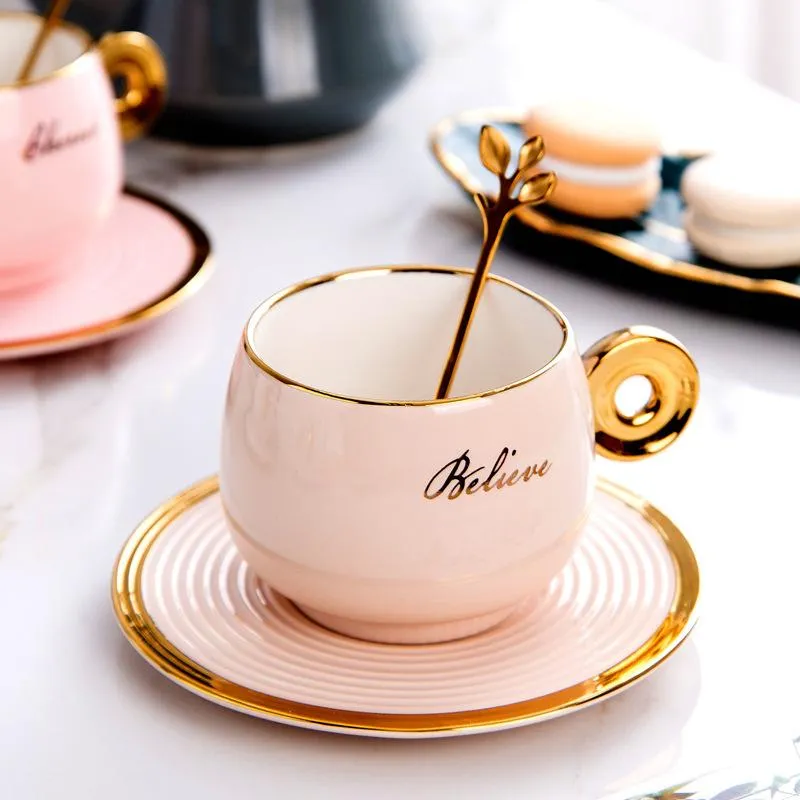 Tassen Untertassen Nordic personalisierte Kaffeetasse und Untertasse Keramik Gold Ring Griff Becher mit Teller Tee Home Küche Dekor Geburtstagsgeschenk