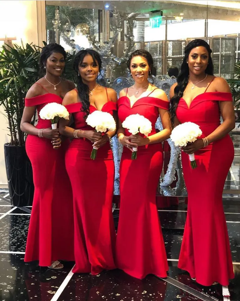 2021 Afrikanskt av axeln Satin Mermaid Long Plus Storlek Bridesmaid Klänningar Ruched Golvlängd Bröllop Guest Maid of Honor Dresses