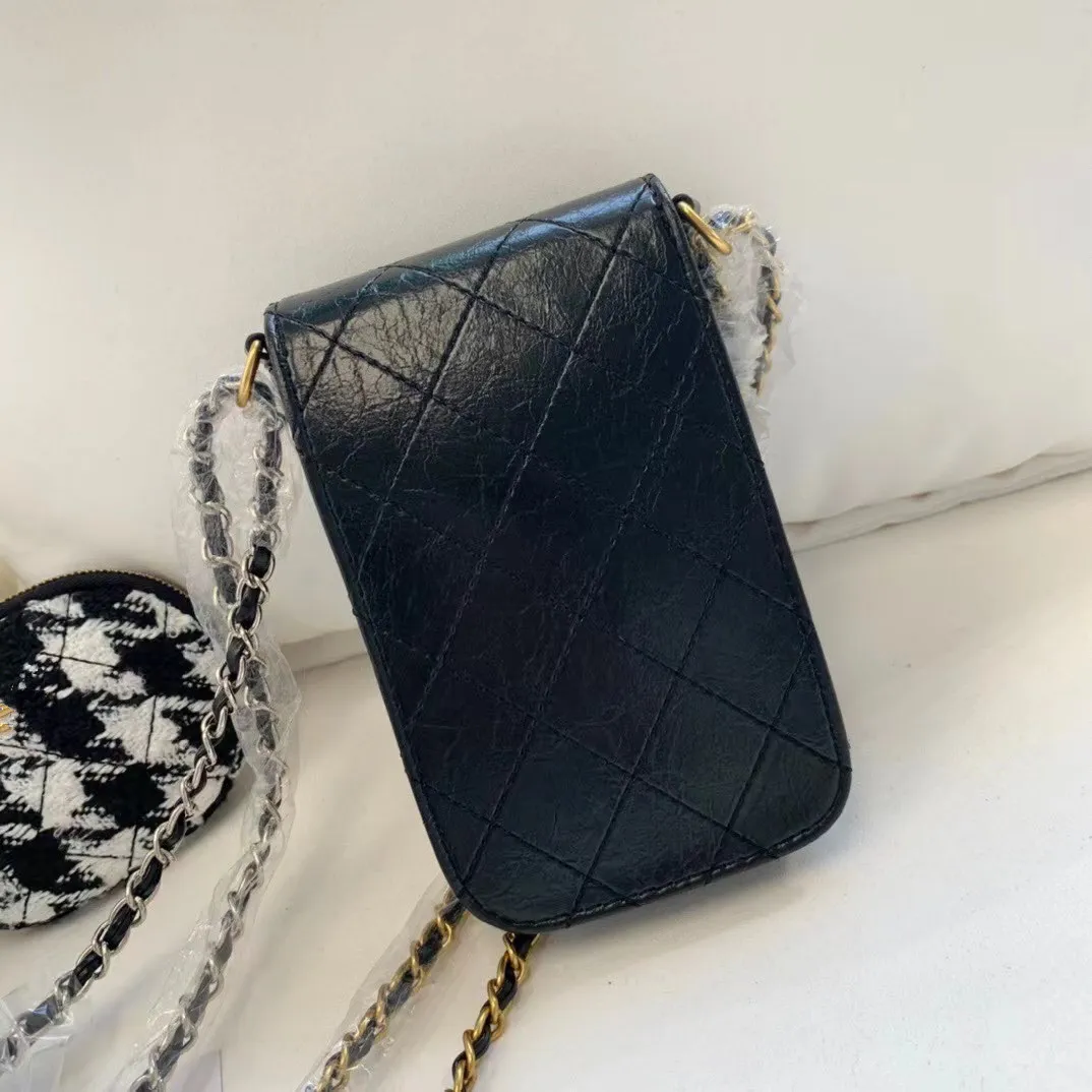 La coque de téléphone à bandoulière tendance a une petite pochette de bonne qualité, livrée avec une boîte cadeau, un sac cephone, une pochette en PU, un sac de taille