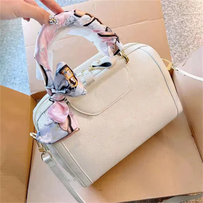 All-match ladies bags luxury quality classic style pillow bag handbag shoulder handbags free silk scarf exquisite workmanship There are three colors to choose from.