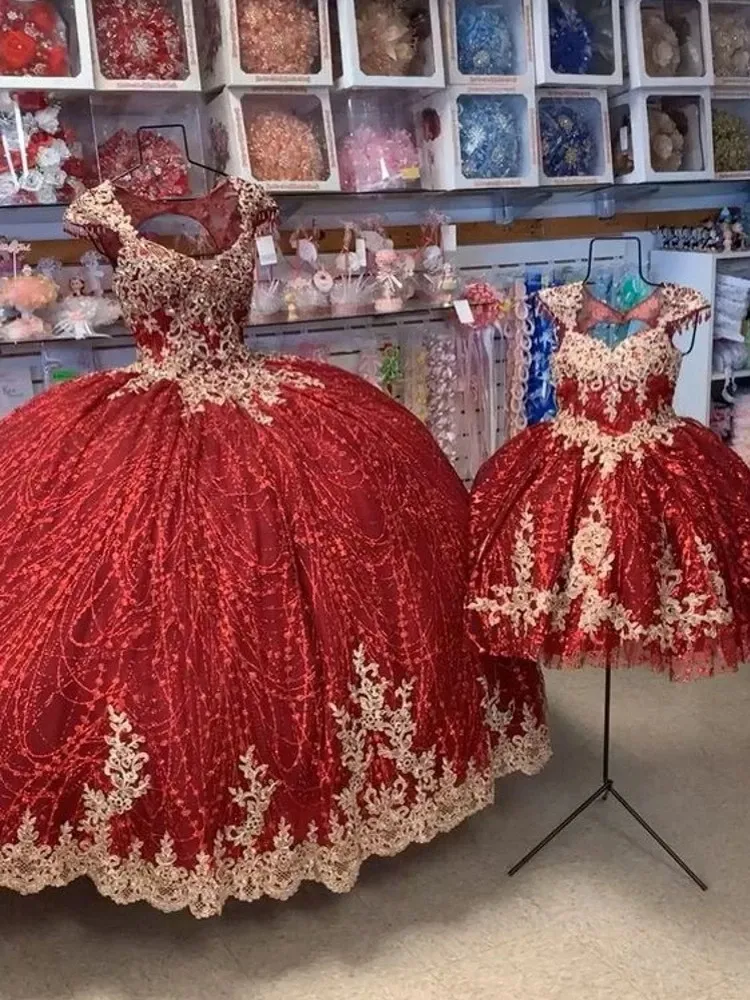 Red Beaded Ball Suknia Quinceanera Suknie Złote Aplikacje Sweet 16 Dress Pagewant Suknie Vestido DE 15 Anos Años Quinceañera