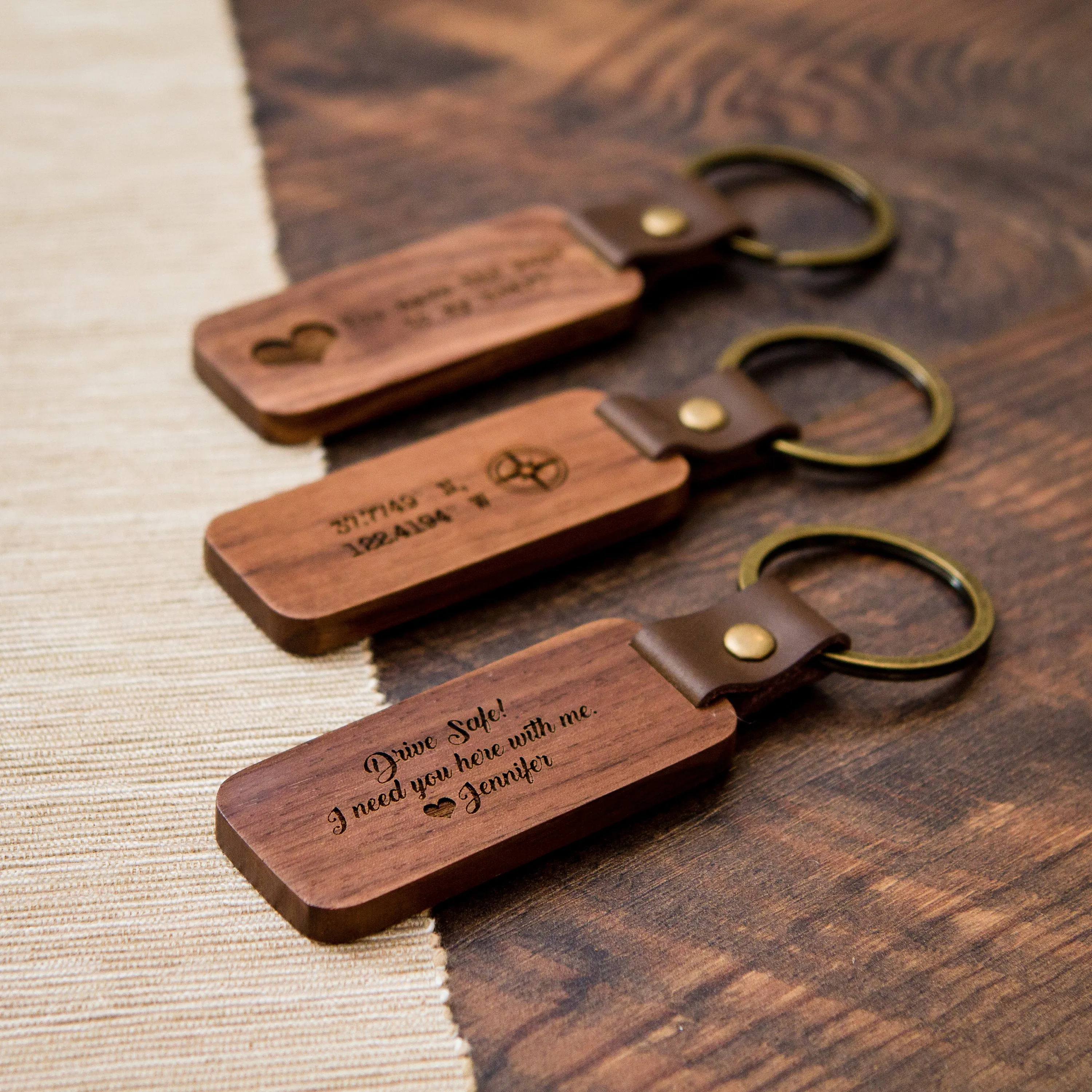 Gift de la fête des pères de luxe Pobines de souvenirs personnalisés Keychain en cuir en bois de noyer laser Gravure clés clés de voiture personnalisé