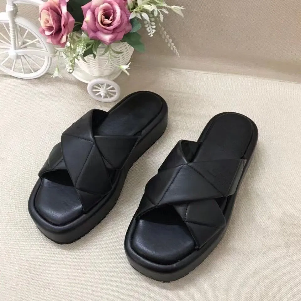 2021 confortables femmes été pantoufles fond épais sandales en caoutchouc plage toboggan mode éraflures police chaussures d'intérieur taille 35-40 avec boîte en cuir de qualité supérieure