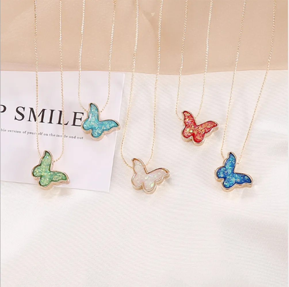 Schlichtes mehrfarbiges Acryl-Schmetterlings-Halsketten-Set, 5-teilige verstellbare Kette, süße Schmetterlings-Halsketten für Frauen und Mädchen