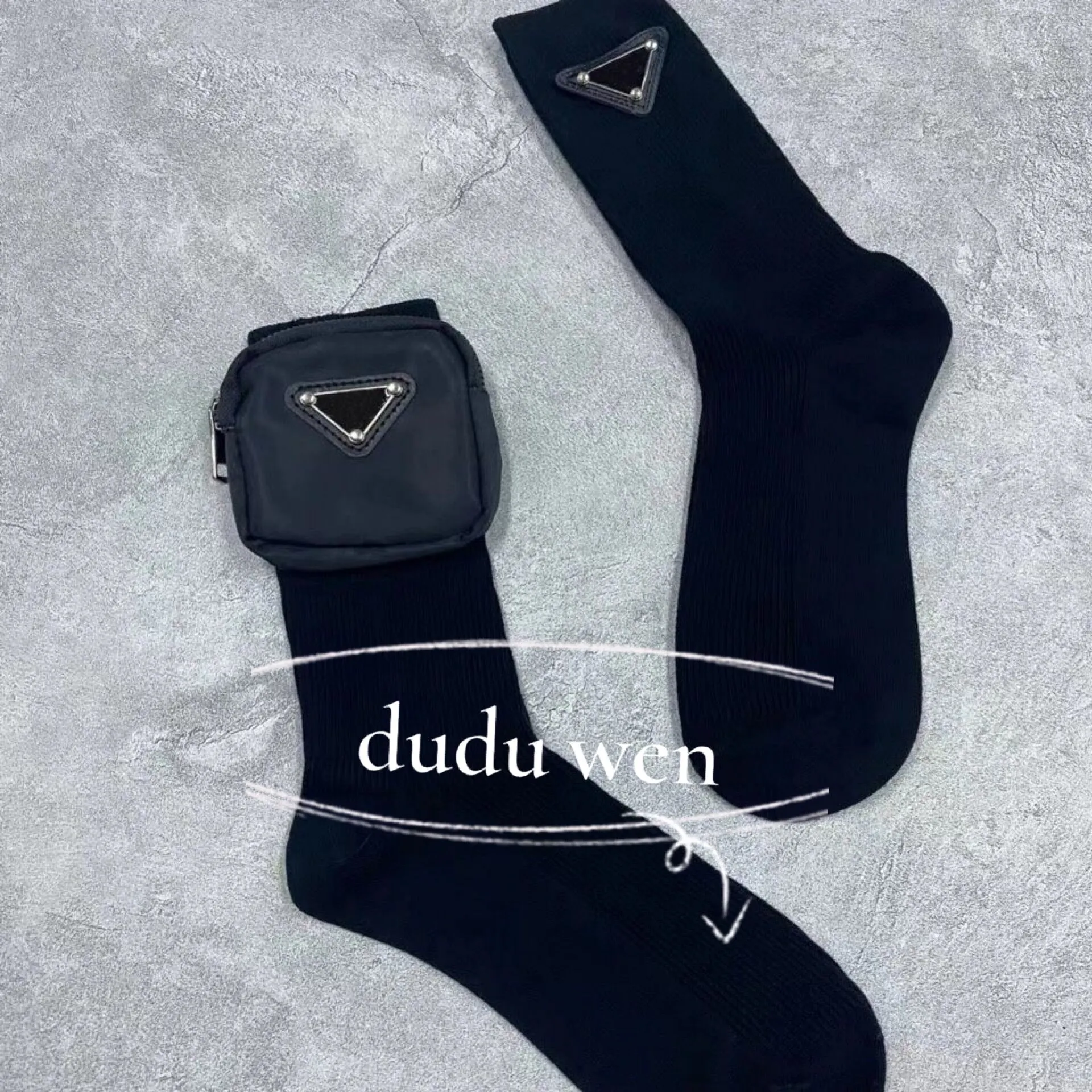 Regalo del partito Donne Calzini di cotone con borsa flessibile Black Black Bianco Lettera Triangle Letters Sock Fashion Hosier Collection Articolo