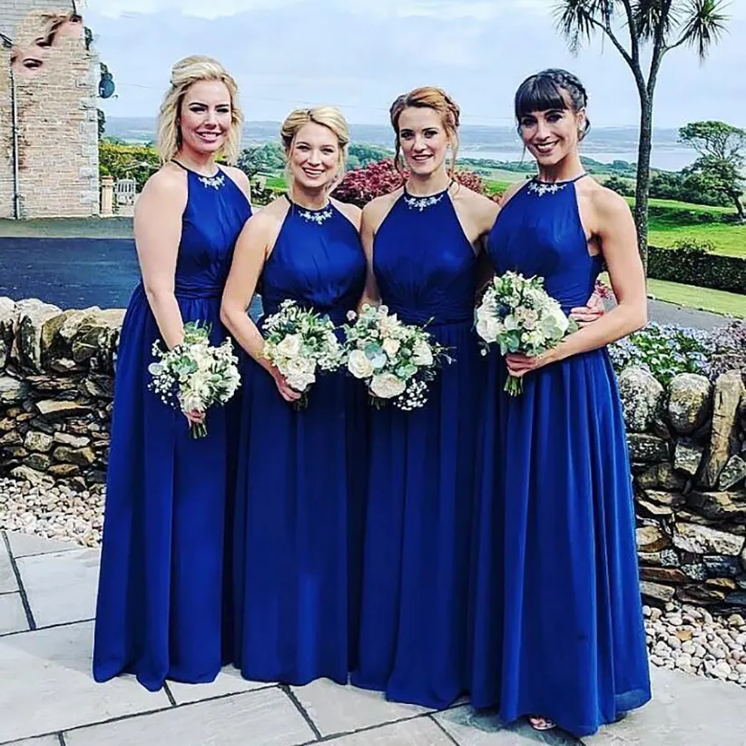 Royal Blue Druhna Dresses 2021 Szyfonowa Halter Zroszony Kryształy Piętro Długość Niestandardowa Maid of Honor Suknia Kraj Wedding Gościa Nosić Sukienka