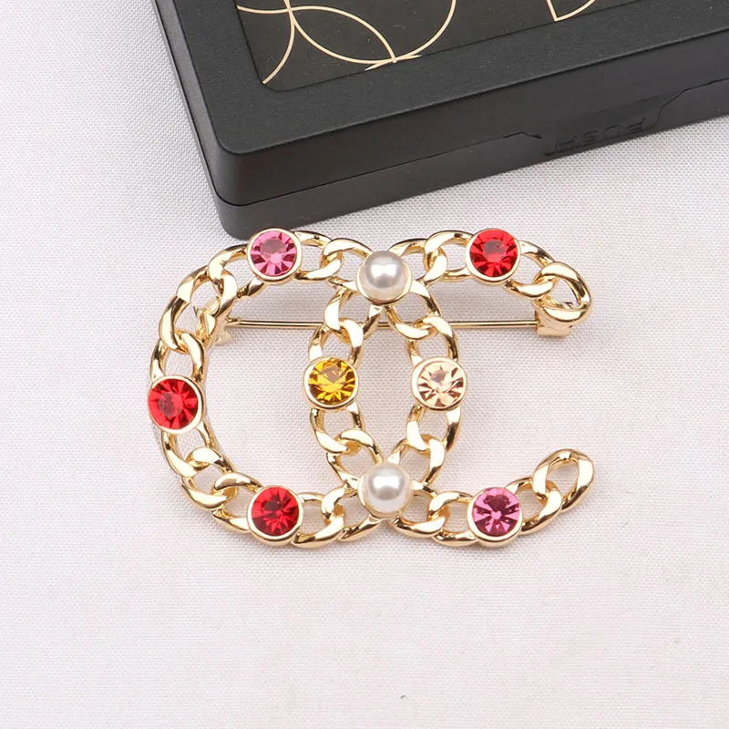 Diseñador de las mujeres Marca Carta Broches Chapado en oro Incrustación de cristal Rhinestone Joyería colorida Broche Niñas Perla Pin de metal Señora Casarse Boda