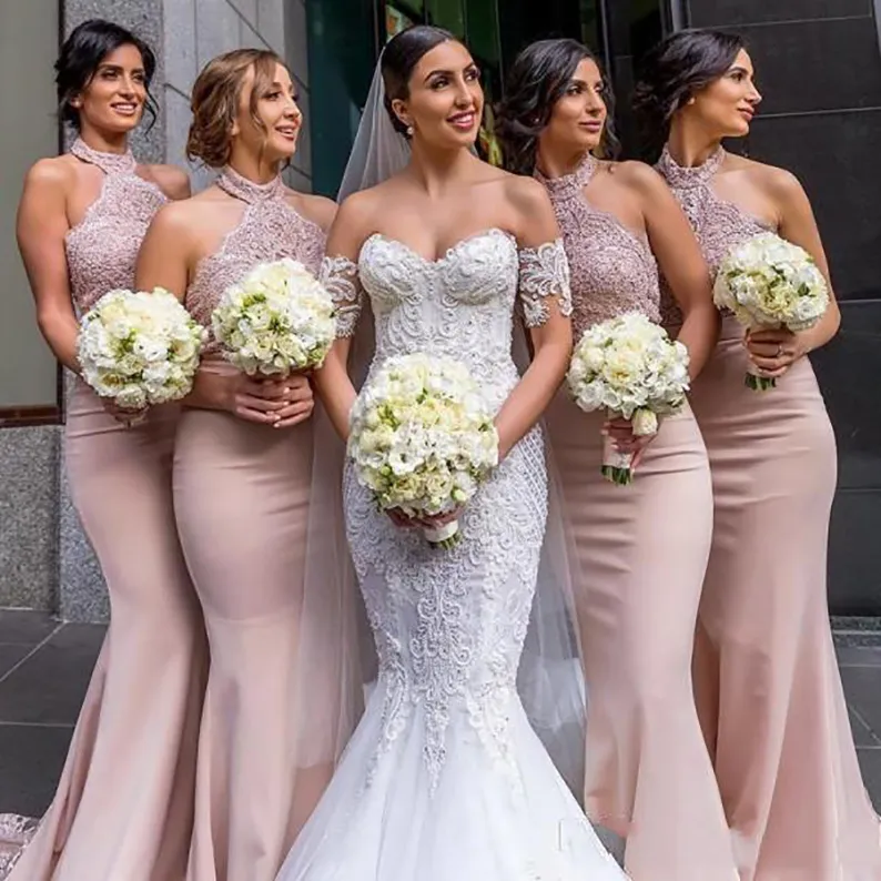 2021 Sexig Blush Rosa Lace Appliqued Mermaid Bridesmaid Dresses Billiga Halter Backless Wedding Guest Gown Lång Formell Party Evening Prom Dresses