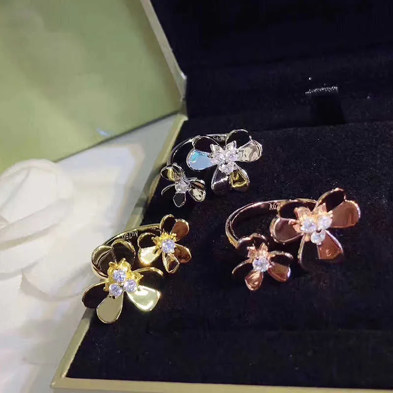 Gorąca marka biżuteria na imprezę dla kobiet złoty kolor 2 pierścionki kwiatowe podwójny ślub regulowany