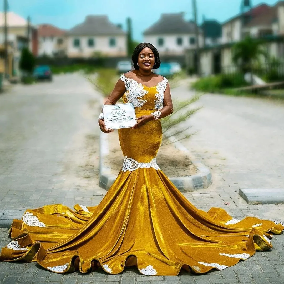 Wunderschöne Meerjungfrau-Abendkleider aus weichem Samt mit langen Ärmeln, applizierter Spitze, Damen-Abschlussballkleid in Übergröße, Festzugskleid, maßgeschneiderte Robe de Mari￩e, Sweep-Zug