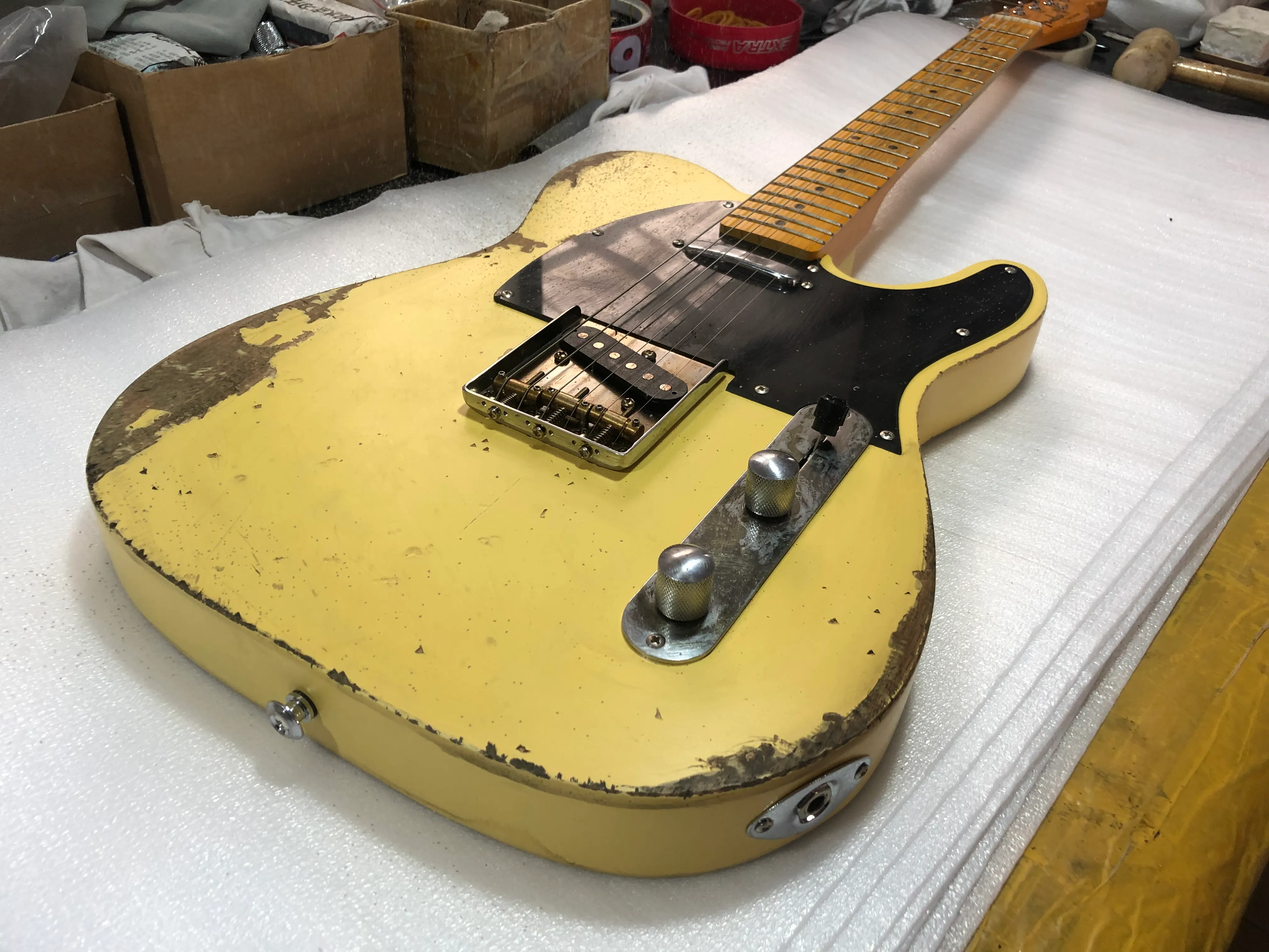 Masterbuilt Heavy Relic Yellow Jeff 1953 E-Gitarre, Eschenkorpus, Ahornhalsgriffbrett, 3-Sattel-Steg, schwarzes Schlagbrett