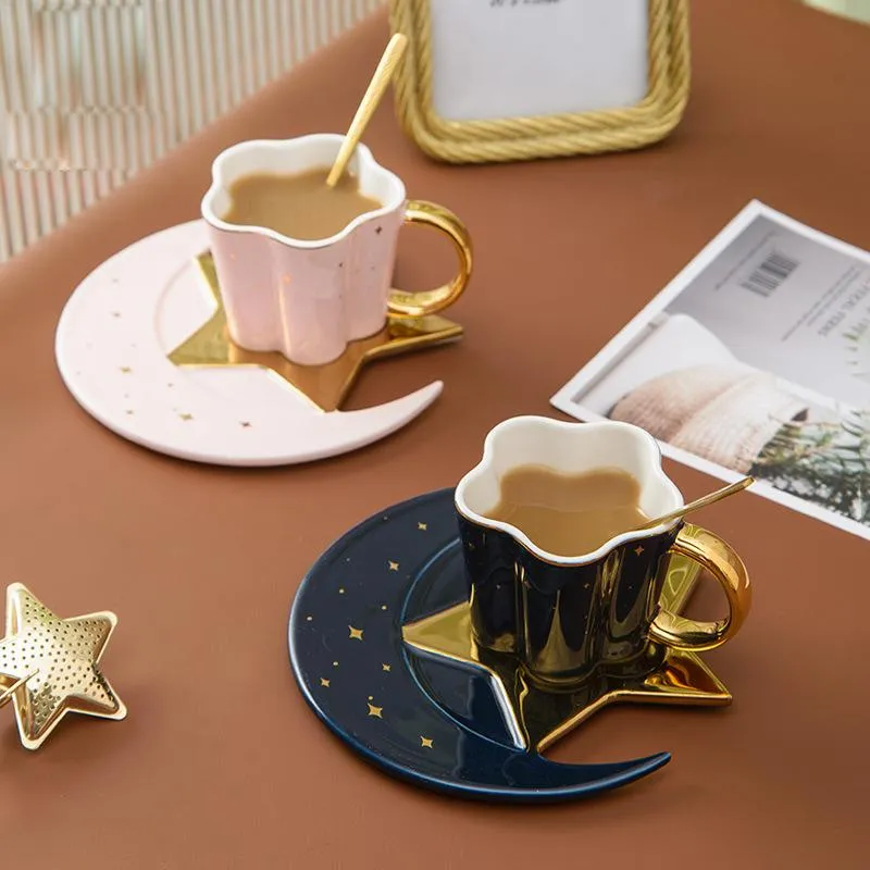 Tazas y platillos de cerámica con forma de estrella y Luna, taza de café y platillo con cuchara, taza con mango dorado, agua del té de la tarde, bebidas de porcelana