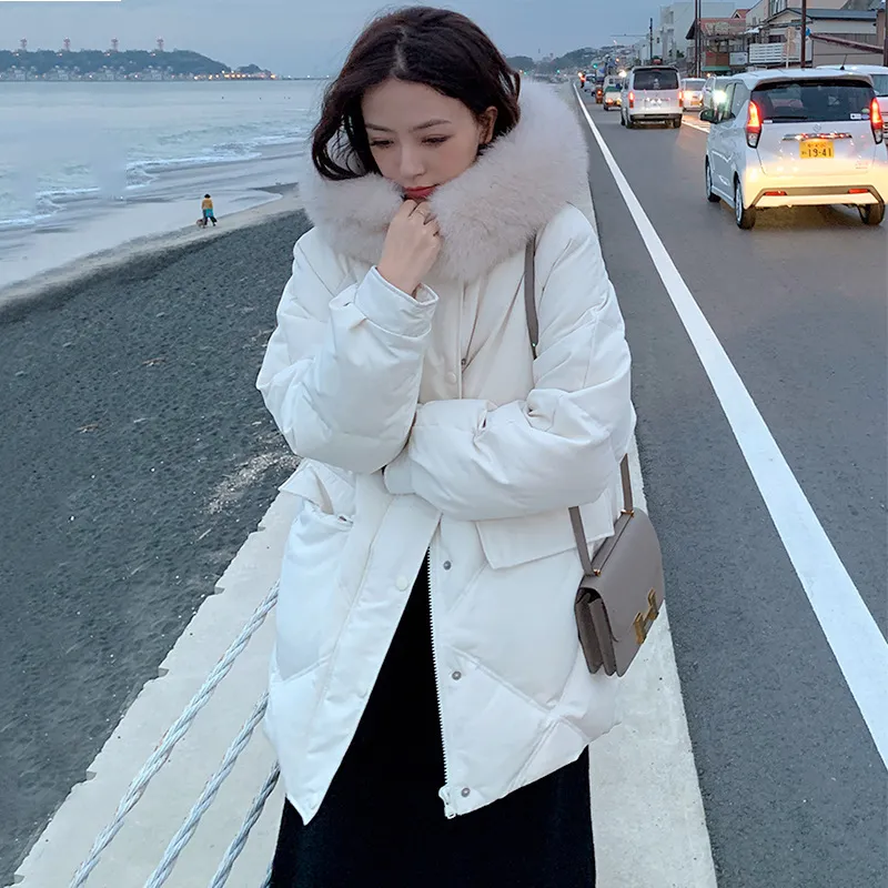 冬ホワイトアヒルの特大の中長いジャケットの女性の厚いフード付きの毛皮襟シックな因果的なパンコート210520