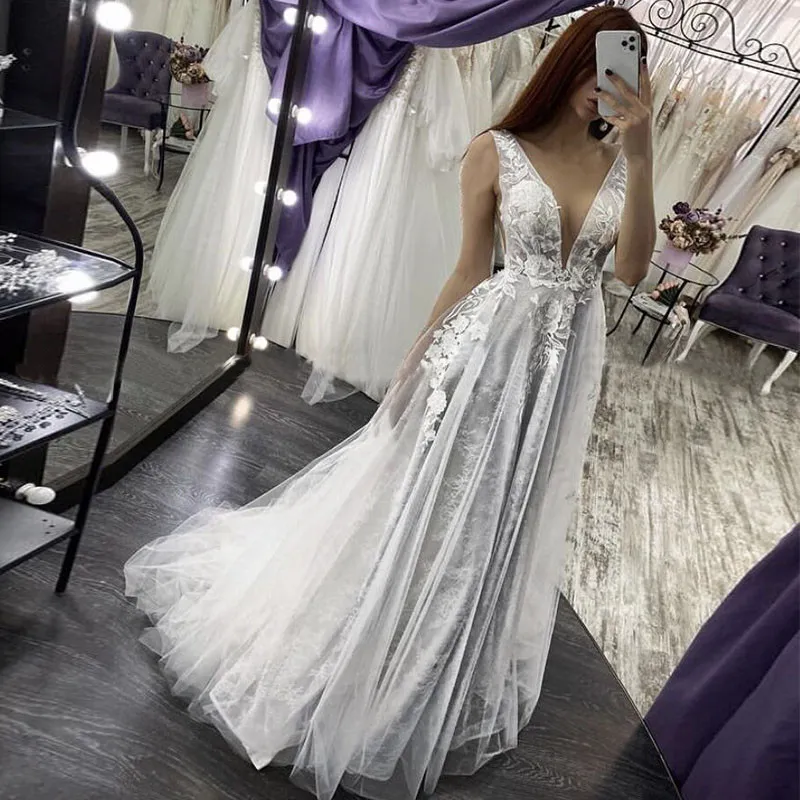 Smoky Gray Lace Boho Wedding Dress Floor Length V Neck Appliques Tulle Bridal Gown Backless Bride Dress for Beach Wedding