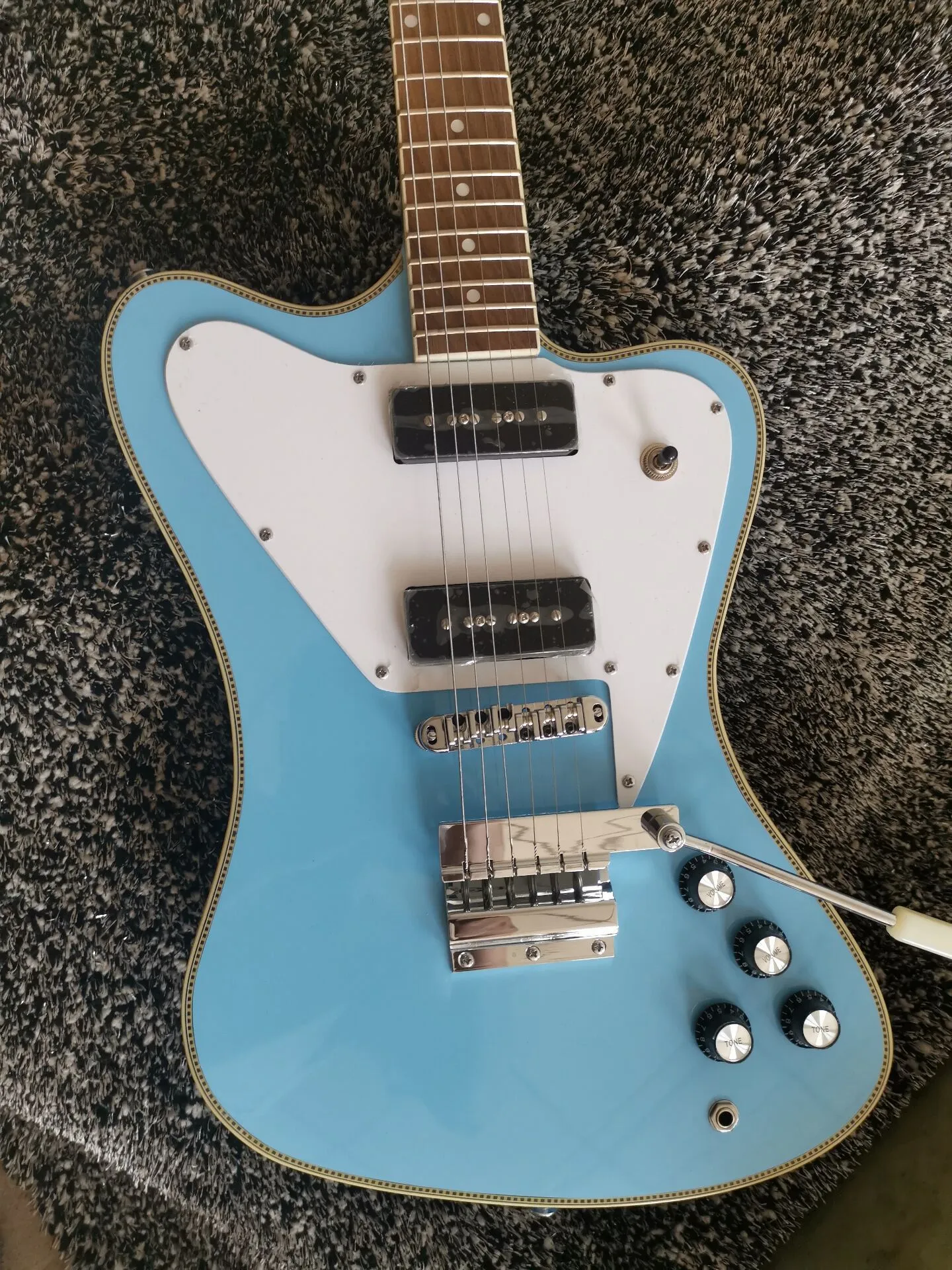 Rare Non Reverse Fire Thunderbird Light Blue Guitare électrique Version longue Maestro Vibrola Tremolo Bridge, Reliure en damier, Mécaniques vintage, Micro P90 noir