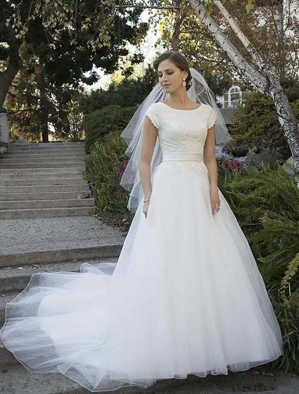 Vestidos de novia de manga corta de estilo vintage 2021 Apliques de encaje Lazo de cinta Botones cubiertos Volver Tren de barrido de tul Por encargo Capilla Vestido de novia vestido de novia