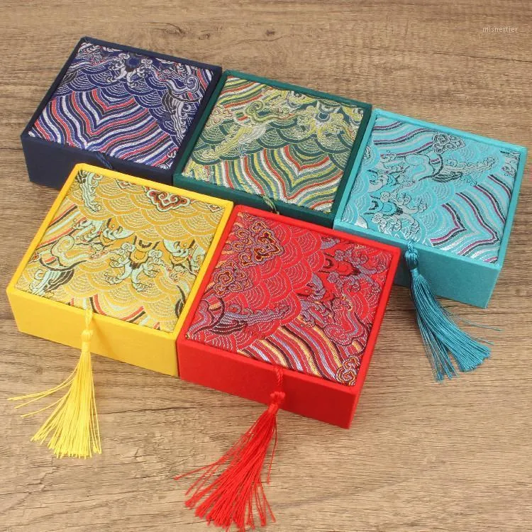 Enrole de presente Tassel Tassel Style Chinese Silk Boxes de Natal para Jóias Bracelelets Square Pacote Caixa de favor com estojo de armazenamento de algodão fofo