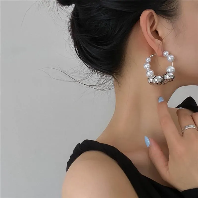 Hoop Huggie Aensoa Przesadzone Okrągłe Koraliki Metalowe Pearl Kolczyki Dla Kobiet Moda Niezwykły Geometryczny Duży Krąg Kolczyk Biżuteria