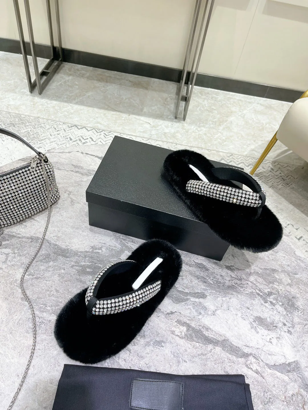 Pantofole da donna invernali europee soffici scarpe da casa da donna abbellimento di diamanti moda clip punta pantofola piatta taglia 35-40