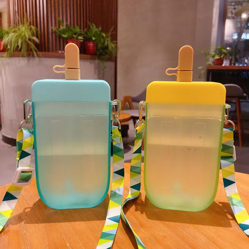 Verres en plastique 300 ml sans BPA biberons tasse à boire avec paille tasses étanches ruban adhésif portable enfants bouteille d'eau mignonne flacon givré coloré en gros A02