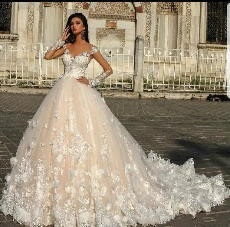 Gorgeous Sheer Long Sleeves En Linje Bröllopsklänningar Lace 3D Floral Appliques Bridal Dresses Sweep Train