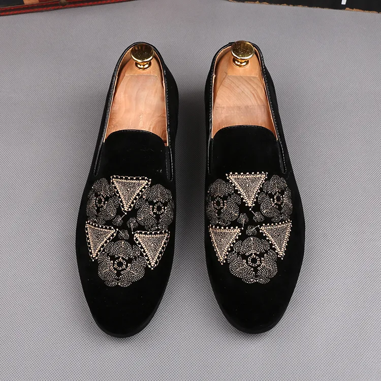 New style Italian Men loafers Embroidery Slippers Smoking Slip-on Shoes Luxury Party Wedding Black Velvet Dress Shoes Men`s Flats M529