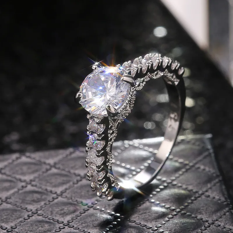 Zircon Rame Brass Ring Full Crystal Silver Color Diamond Diamond per Girl Donne Femmina Compleanno Party Chirstmas Gioielli regalo R004
