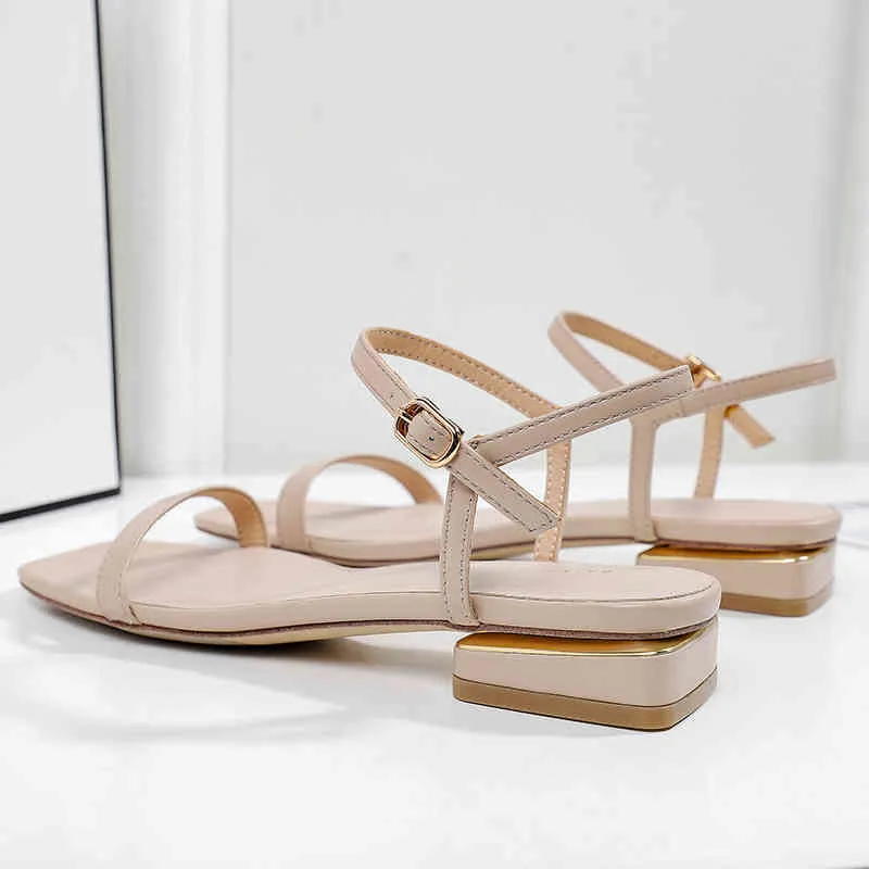 Sommar Kvinnor Sandaler Square Lågklackat 3cm Gold Heels Ankelband Elegant Sexig Kausal Solid Beige Naken Flats Strand Slippers 210520