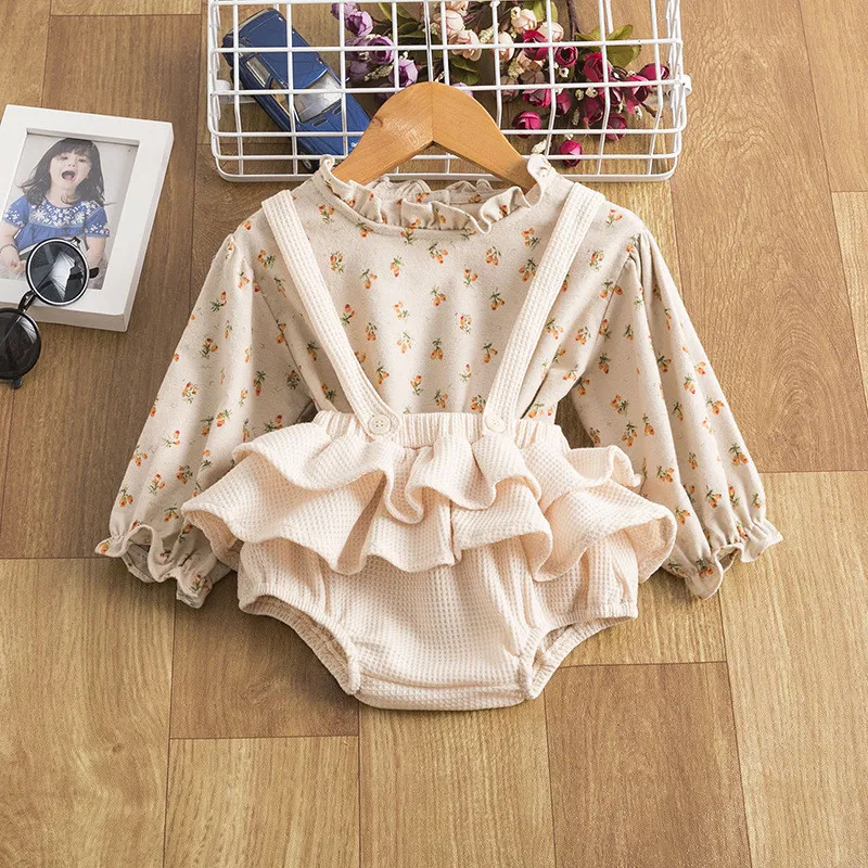 Edizione coreana per ragazze Set di due capi di abbigliamento all'ingrosso Papillon Camicia a maniche lunghe floreale Triangolo Crawler Bretelle Culottes Un bel regalo di compleanno per ragazza