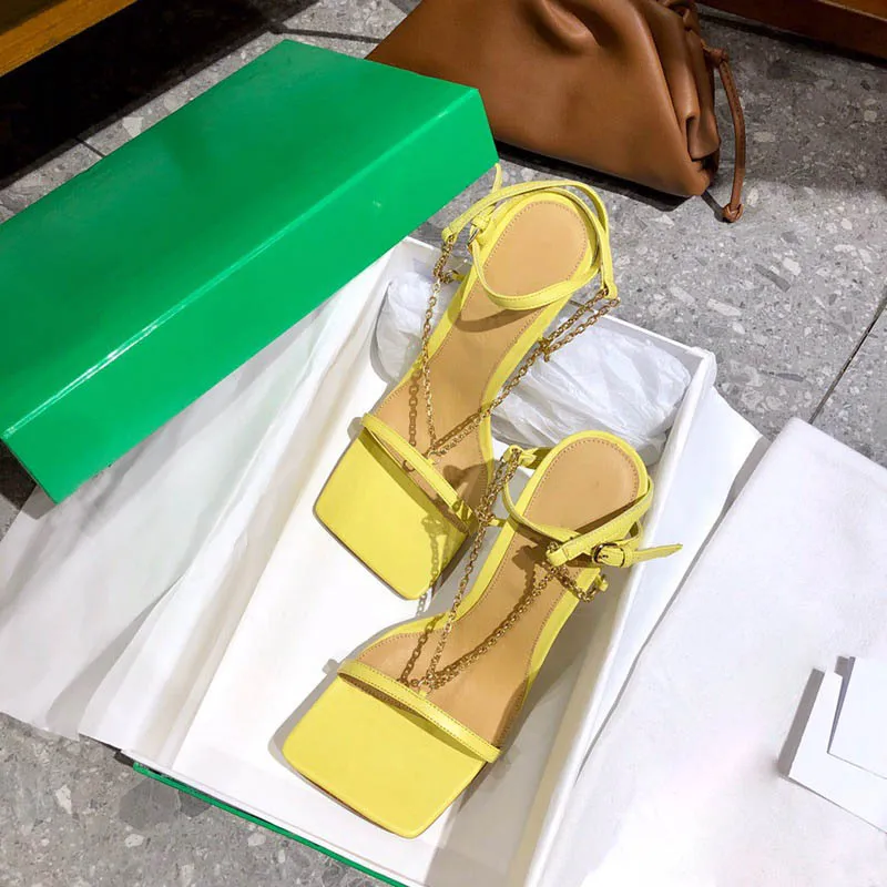 Yüksek kaliteli Streç Sandalet Nappa Deri Sandal Ayak Bileği Kayışı Yüksek Topuk Kare Ayak Pompası Zincir Kayışı Kadın Ayakkabı Tasarımcı Lüks Çevirme Topuklu Moda Elbise Ayakkabı