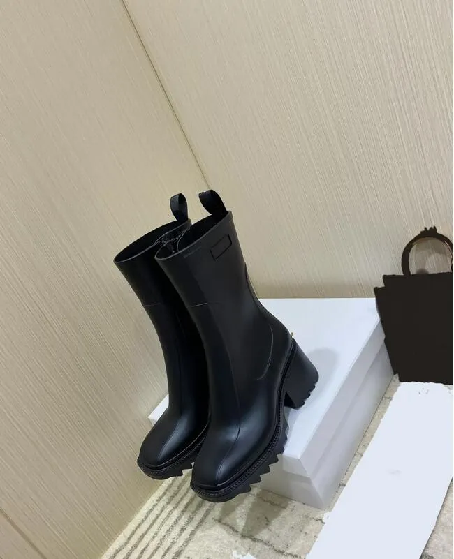 2022 S Designer Frauen Regenstiefel England Stil Wasserdichte Welly Gummi Wasser Regen Schuhe Knöchelstiefel Booties_voghion.com