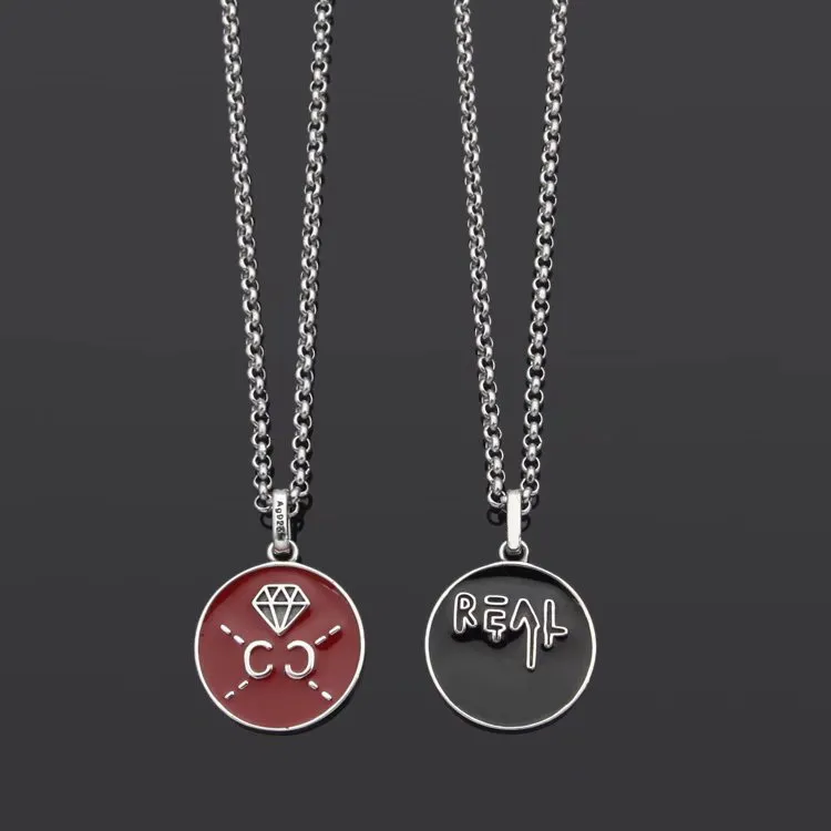 Europe Amérique Rétro Style Hommes Dame Femmes En Laiton Plaqué Argent Amoureux Long Collier Avec Noir Rouge Émail Gravé Motif Lettre Pendentif Rond