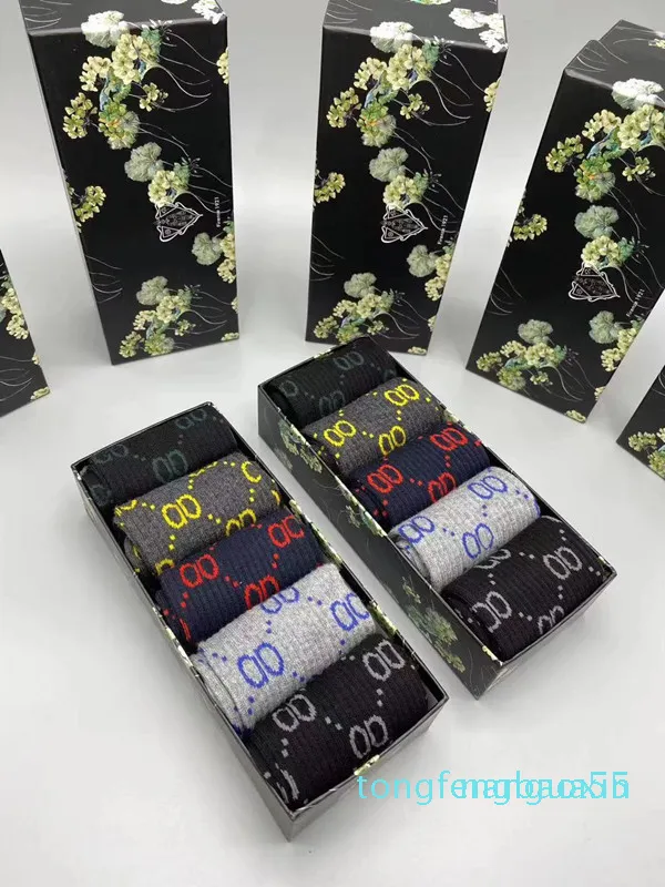 2022 Designerin Herren- und Damensocken acht Luxussport vier Jahreszeiten Briefdruckmarke Baumwoll Männer Frauen Strumpfbox Set Geschenk