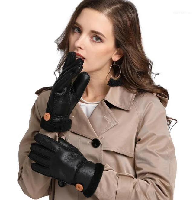Fur Integrated Leather Wooden Buckle Women's Gloves For Autumn And Winter Outdoor Riding To Keep Warm Windproof1