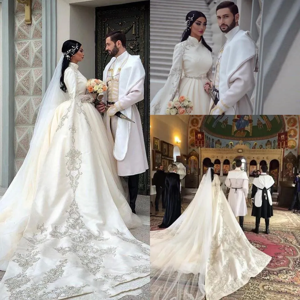 Splendidi abiti da sposa Dubai Abito da sposa 2022 con maniche lunghe a Giulietta Strascico da cappella Collo alto su misura Applique in pizzo Ricamo Castello Abiti da sposa