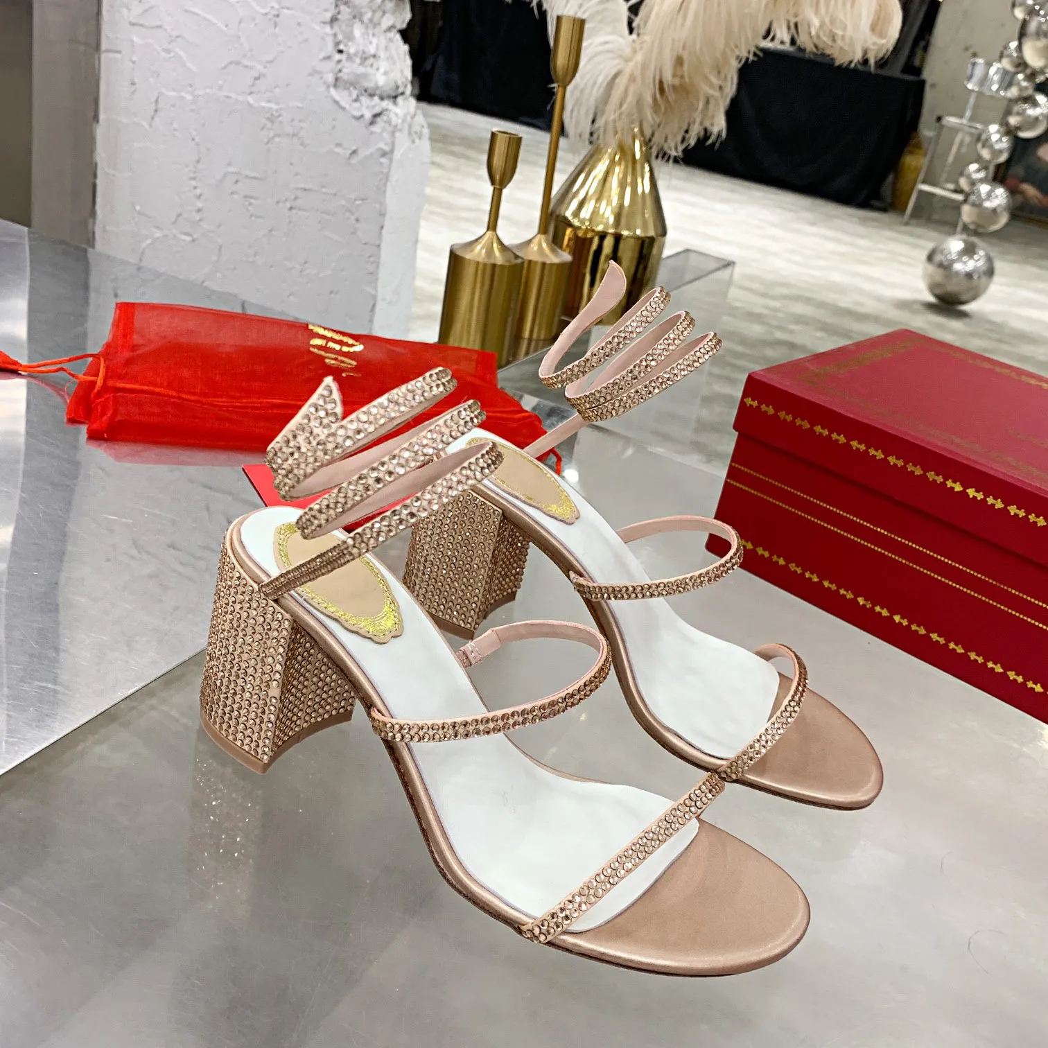 Sandálias Cleo Crystals Enfeitadas Salto grosso 75mm Strass ouro rosa Sapatos de noite feminino salto alto Designers de luxo Vestido envolvente fábrica de calçados
